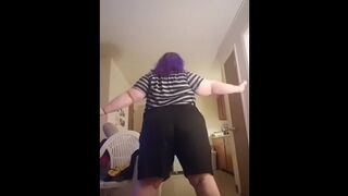 BBW SHAKES ASS ON TIKTOK