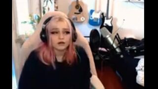 Nihachu Forgot to Turn off her Stream