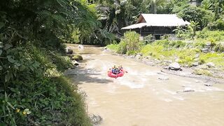 Pussy Flashing at RAFTING Spot among Chinese Tourists # Public NO PANTIES