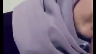 Hijab beurette arab suce une grosse bite