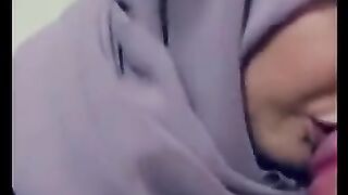 Hijab beurette arab suce une grosse bite