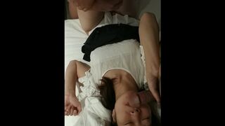 穿着裙子脱了内裤主动坐到单男身上尽情享受3p快感