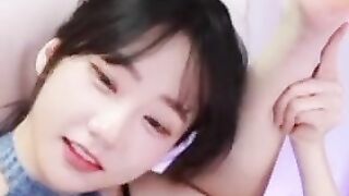 Korean Twitch Streamer Likes her Viewers Jerking off to her Feet