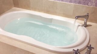 Alicia Hebi Jacuzzi Pussy Play