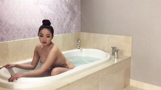 Alicia Hebi Jacuzzi Pussy Play