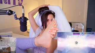 Twitch thot shows feet