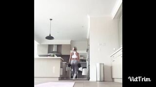 BIG ASS TEENS Working out at Home in Quarantine ! Colegialas Culonas