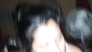 Marido habla mientras ella mama