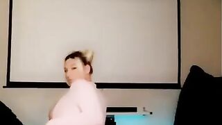 RUSSIAN BLONDE WITH FAT ASS AND BIG BOOBS TWERKING!!!!