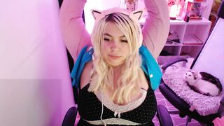 BBW BLONDE FORGOT TO TURN OF HER STREAM