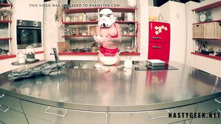 Stormtrooper try to coocking but squirt on the kitchen