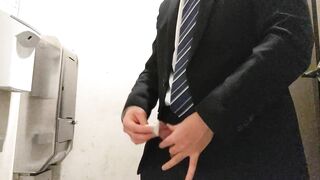 スーツリーマンが公衆トイレでオナニー