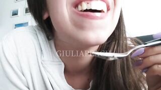 Giulia Peach eats ice cream - mangia il gelato