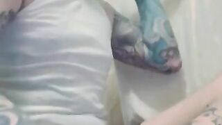 Tatted twink slurps bbc