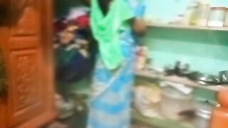 Desi aunty sary changing in home