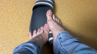 Natural male feet tease for gay foot fetish community