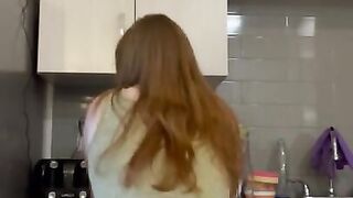 Cute Redhead Twerks For You
