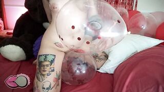 Jumping and rubbing my pussy on the balloons