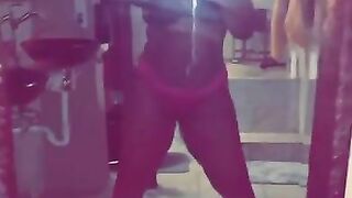 THICK BLACK MILF DANCING IN BATHROOM