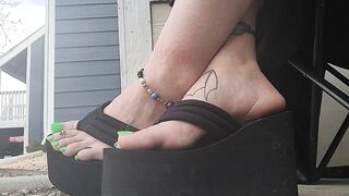 Goth girl with cute feet