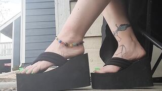 Goth girl with cute feet