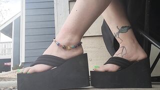 Goth girl with cute feet