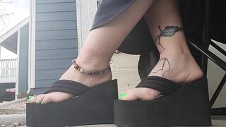 Goth girl with cute feet