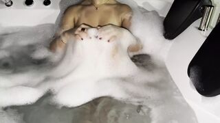 Horny I masturbate in the jacuzzi