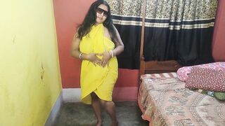 Sexy Bengali Bhabi fucking with Cucumber in her bedroom in yellow dress