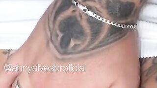 Dirigindo ao lado da Anny Alves gostosa tatuada