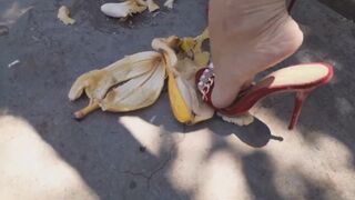 SEXY MILF CRUSHING BANANAS IN HIGH HEELS