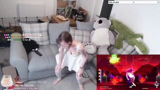 CUTE TWITCH STREAMER GIRL DANCING TO SHAKIRA (SHYPHOEBE)