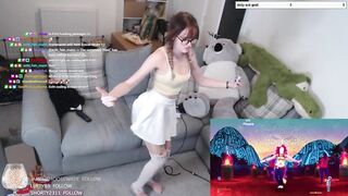 CUTE TWITCH STREAMER GIRL DANCING TO SHAKIRA (SHYPHOEBE)