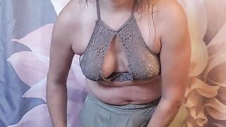 MILF SEXY FEMALE NATURAL BOOBS CHANGING CLOTHES