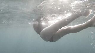 Swimming and peeping on Acquatica, dressed in a black one-piece swimsuit, spyng on legs and feet