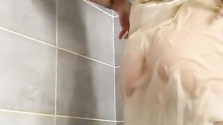 Morning Masturbation of a Hot Beauty in the Shower