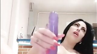 Cachonda gime de placer masturbandose con 2 super dildos a la vez????