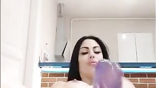 Cachonda gime de placer masturbandose con 2 super dildos a la vez????