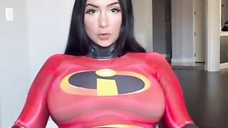 THE INCREDIBLES STEP-SIS COSPLAY - Cassie Curses