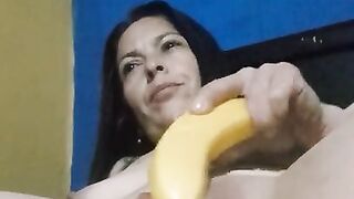 Me masturbo con un banano ...que rico placer