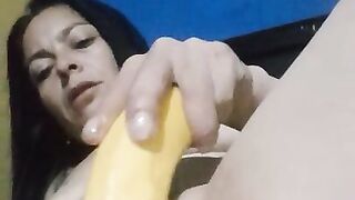 Me masturbo con un banano ...que rico placer