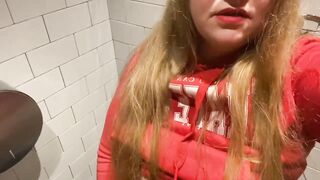 I FILM MYSELF WHILE I MASTURBATING IN PUBLIC TOILET