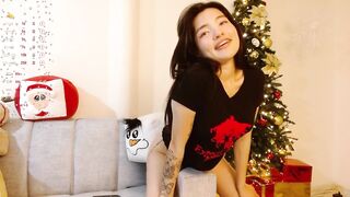 who wanna fuck now, under the Christmas Tree. Lau wanna be a good gift for u