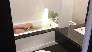 รอไม่ไหว ช่วยตัวเองรอ | Masturbating in Bath Tub