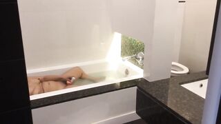รอไม่ไหว ช่วยตัวเองรอ | Masturbating in Bath Tub