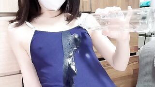 女孩穿著泳衣用水讓自己濕透 ???? (貧乳/無碼/女上搖)