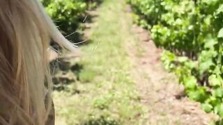 Je le suce dans le vignoble